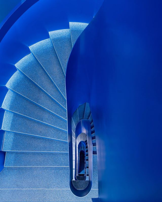 « La vie en bleu »
Jeu de lumière et de matières dans les escaliers @redbullfrance 
Réalisation @buffl_ 
Architecte @agencecosta

#donnedesailes #bleu #blue #officedesign #escalier #bureaudesign #eclairage #betoncire #moquettedepierre #paris17